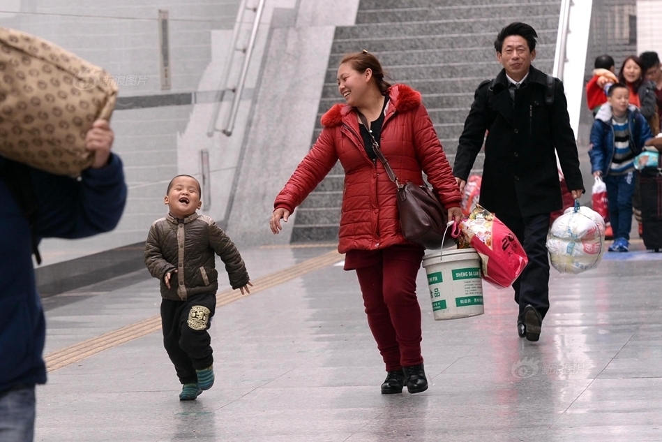 图为在站台上奔跑着赶火车的孩子.