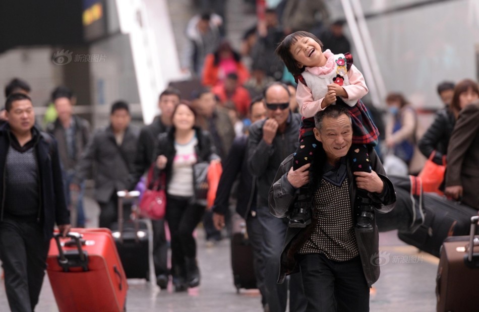 图为在站台上奔跑着赶火车的孩子.