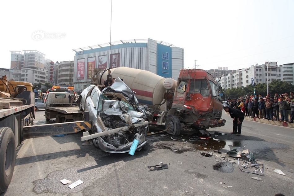 2015年2月9日,广东梅州发生一起交通事故,一辆水泥搅拌车因刹车失灵撞