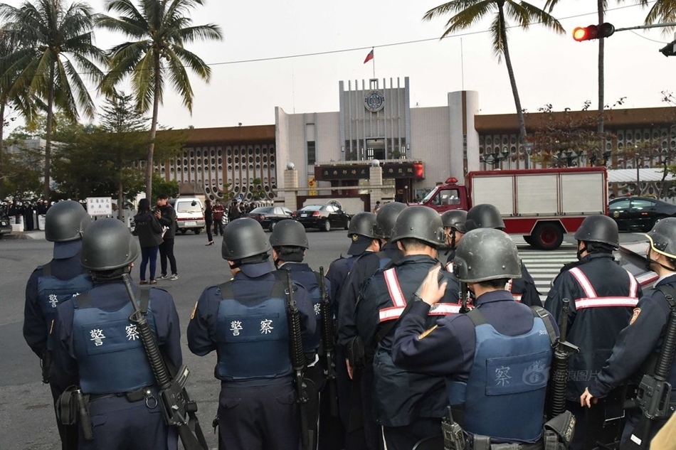 台湾6名犯人持枪劫持监狱长