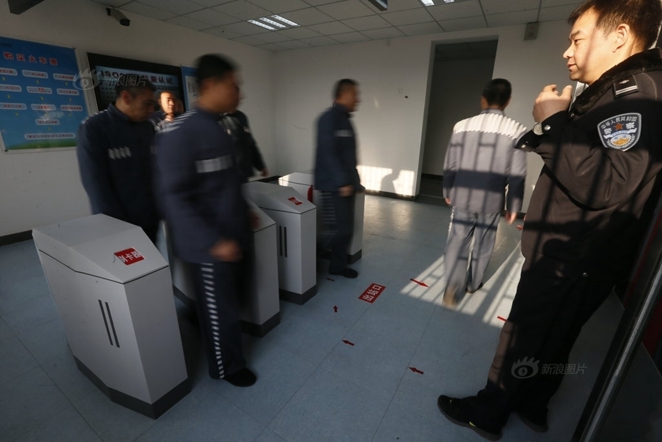 北京监狱犯人出狱前先学坐地铁