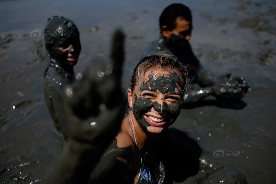 巴西泥地狂欢节男女疯狂共享泥浴