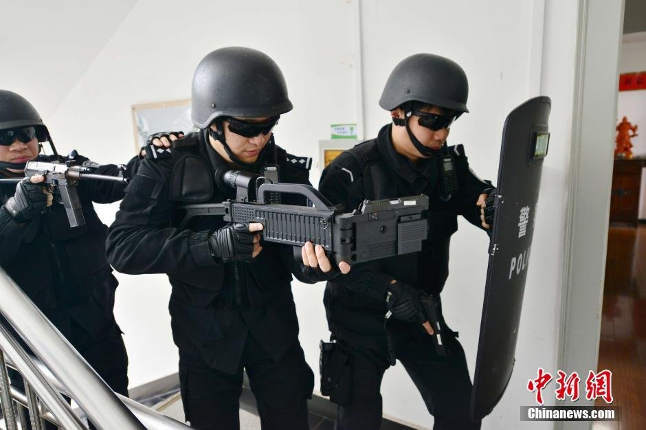 上海特警持"拐弯枪"训练 酷过好莱坞_高清图集_新浪网