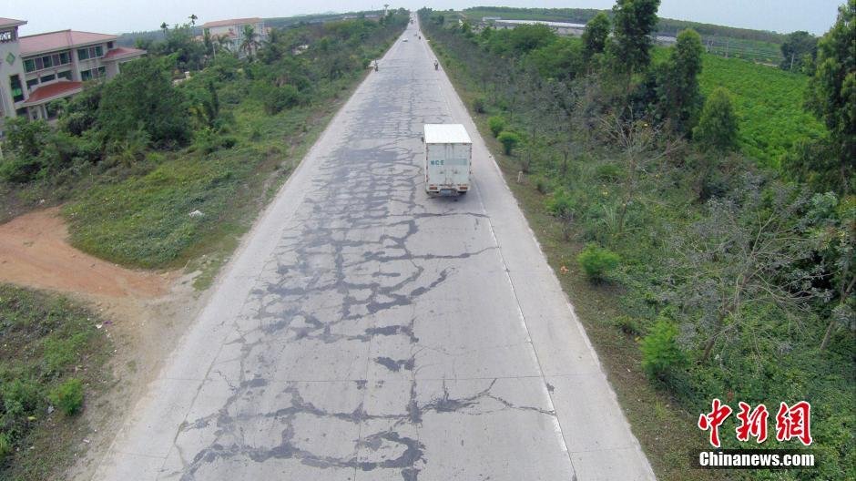 海南"纹身"公路 公路局称超载车压坏路