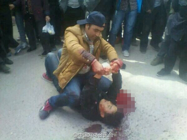 男子当街持菜刀砍人民众围观拍照