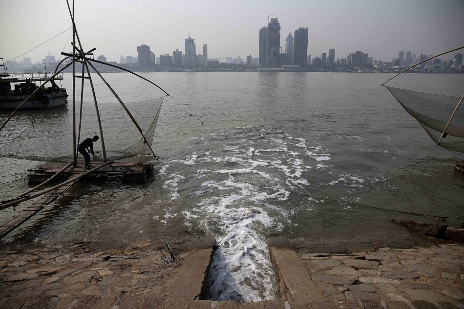 网曝武汉黑色污水直排长江