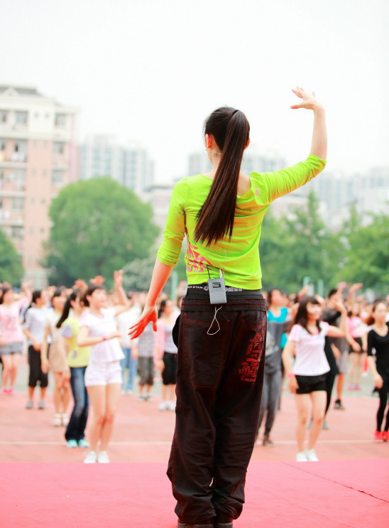 浙大美女体育老师颜值爆表 男生蹭课