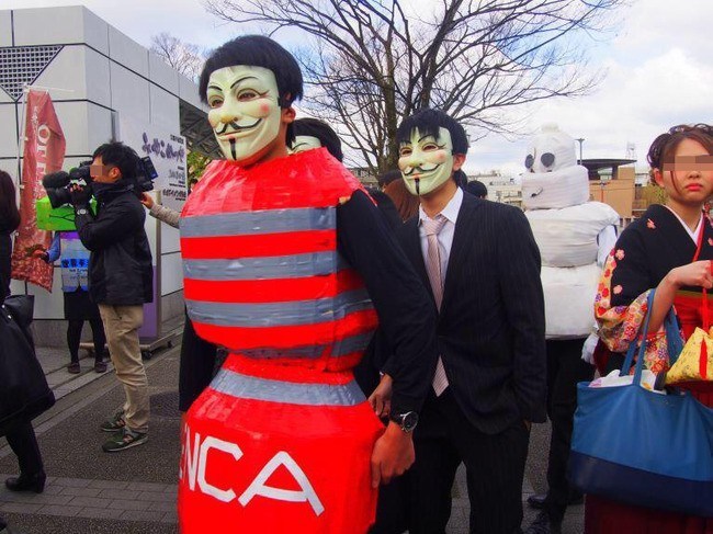 日本京都大学毕业典礼 学生着奇装异服吸睛