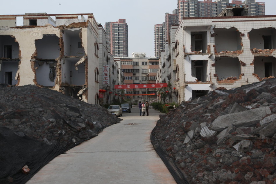 而如今其所在的枣庄社区要拆迁改造,租房的老年公寓也要顺应城市发展