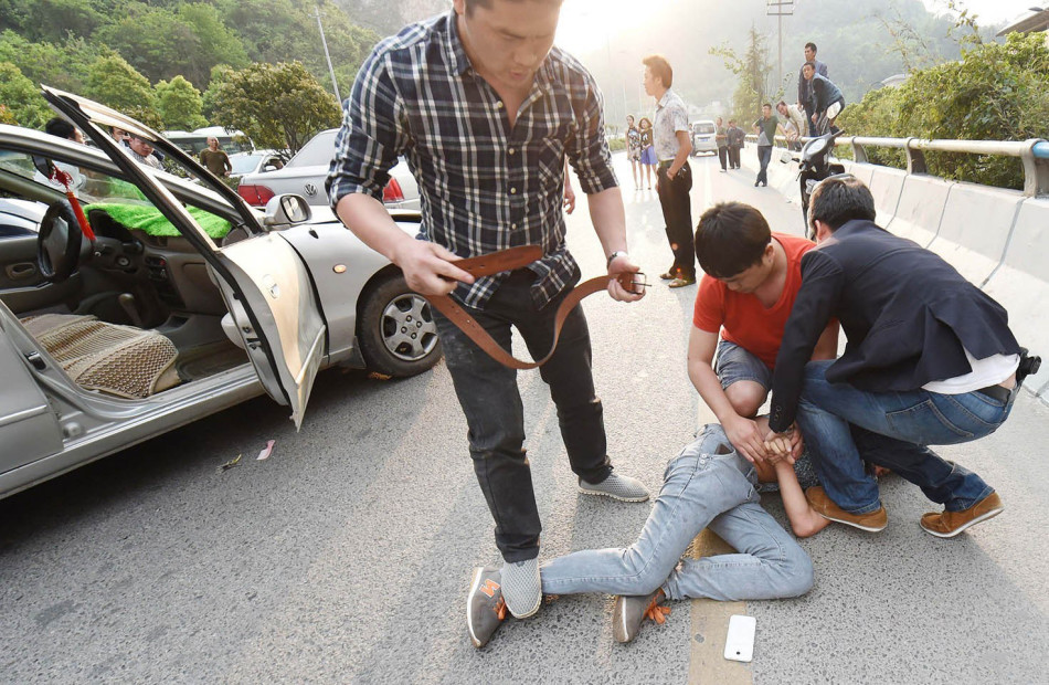 贵阳便衣民警公路上抓捕疑犯 贴身肉搏