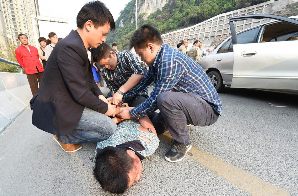 12 / 15 图为便衣民警抓捕驾车逃跑疑犯现场.