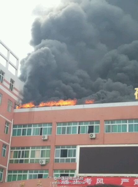 南充消防中心调集多辆消防车到达事发学校参与救援,火灾发生后学校