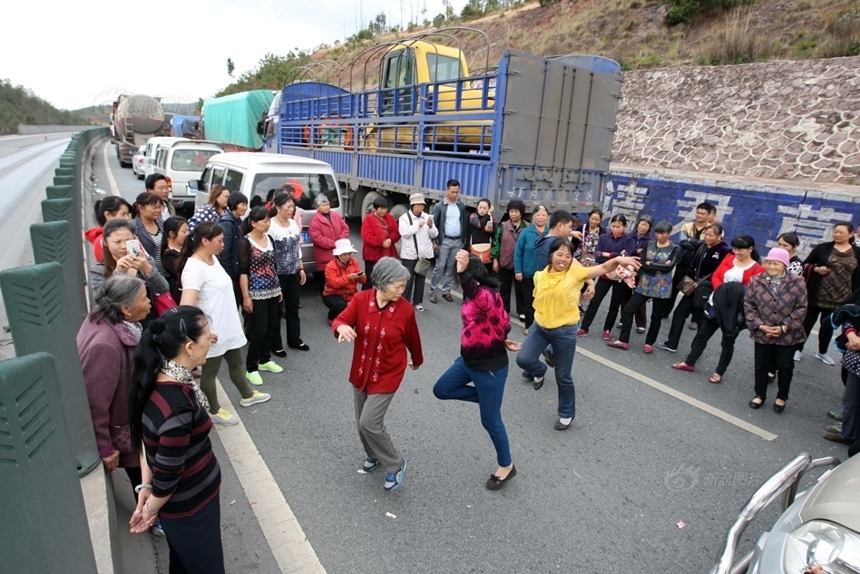 云南高速路堵车大叔大妈公路斗舞