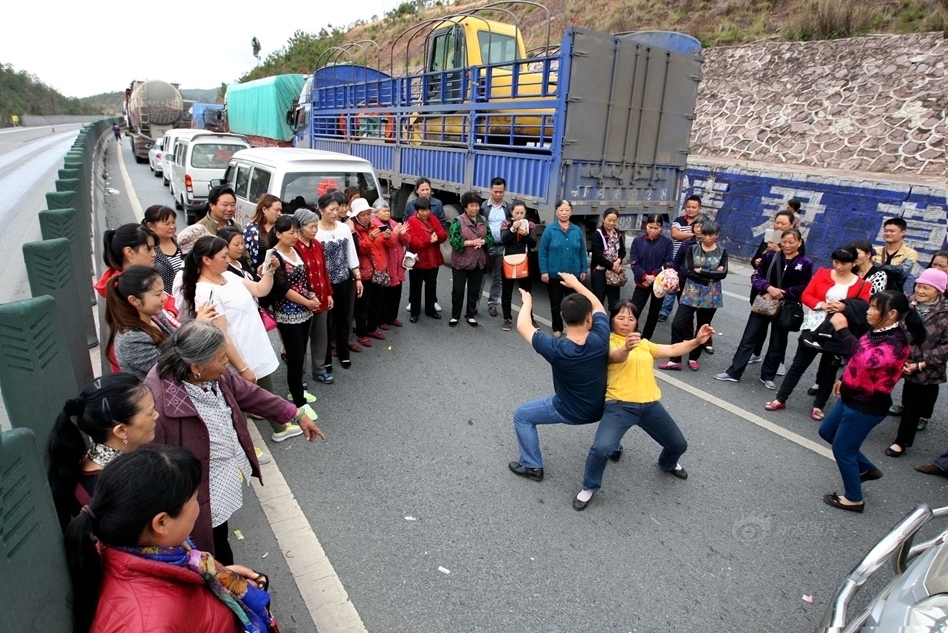 云南高速路堵车 大叔大妈公路"斗舞"_高清图集_新浪网