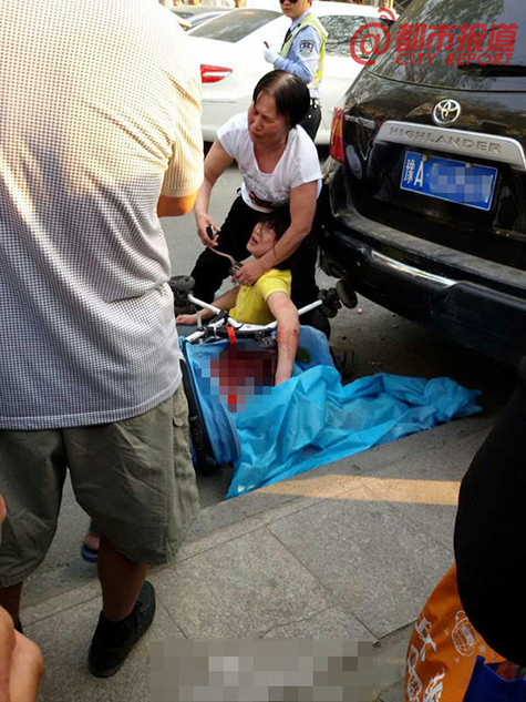 宝马司机撞死6个月大婴儿 车内发现警官证