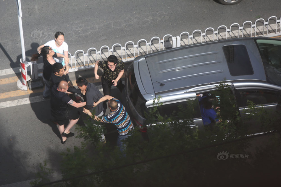 北京街头众人群殴 引发人群围观_高清图集_新浪网