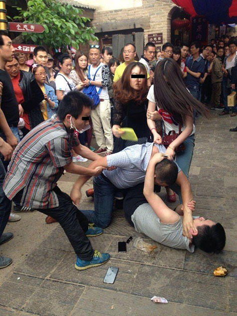 陕西一景区发生游客互殴事件有伤者半昏迷