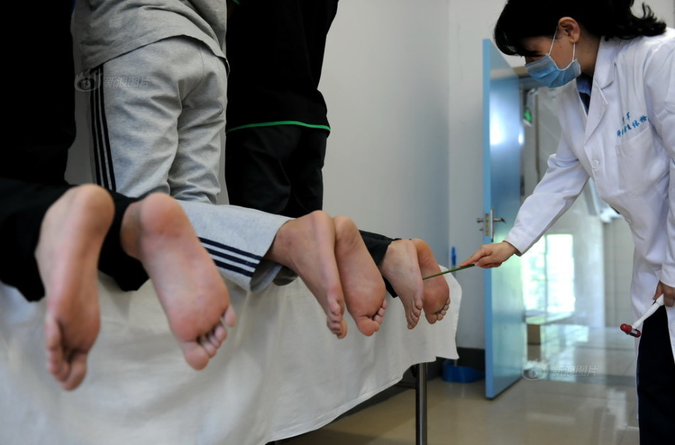 济南"航空实验班"体检 90秒摆头45次测眩晕