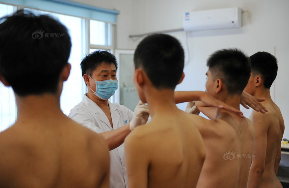 济南"航空实验班"体检 90秒摆头45次测眩晕