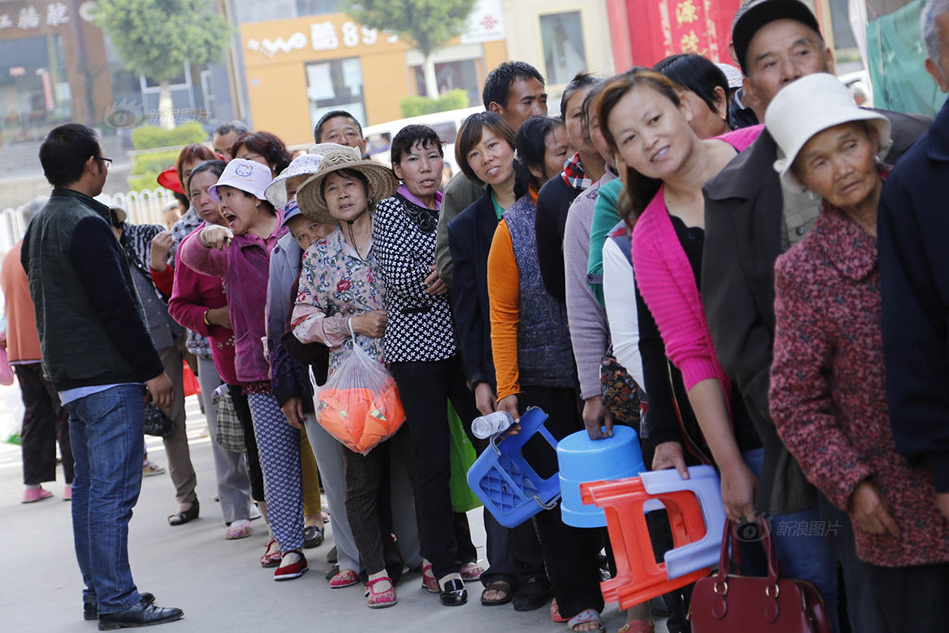 昆明近千市民排队领代金券 老人插队被骂
