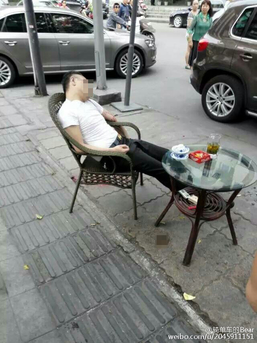 成都男子街头茶坊喝茶遭爆头