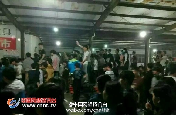河南永城一中学学生打砸食堂掀翻警车