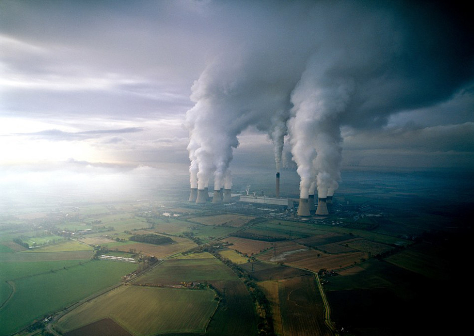 英国火力发电,被污染的空气,二氧化碳以及水蒸气从烟囱中冒出.