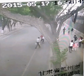 兰州一20米长围墙倒塌 9人被埋1人死亡