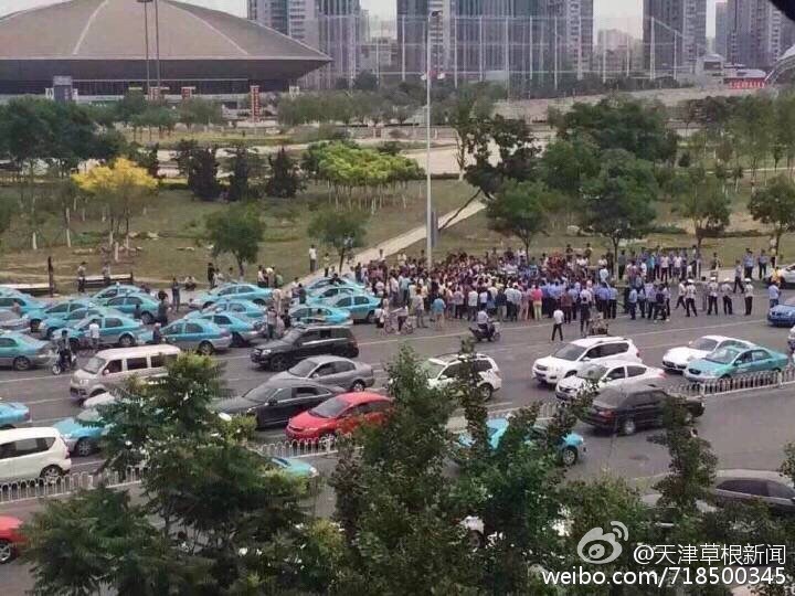 天津数百辆出租车围堵专车司机。