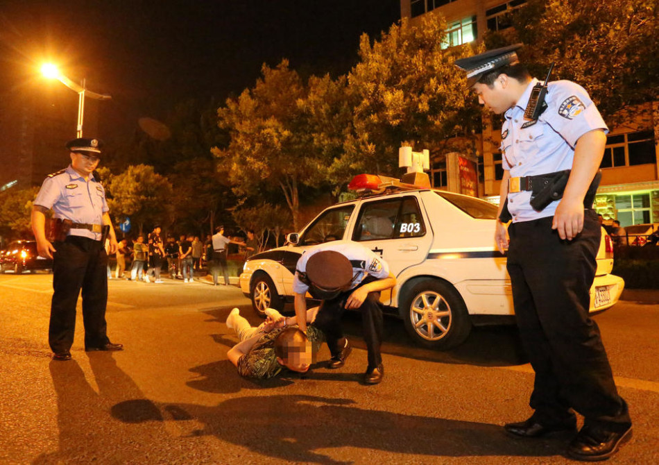 酒驾男济南闯卡袭警 叫嚣"我是北京人"_高清图集_新浪网