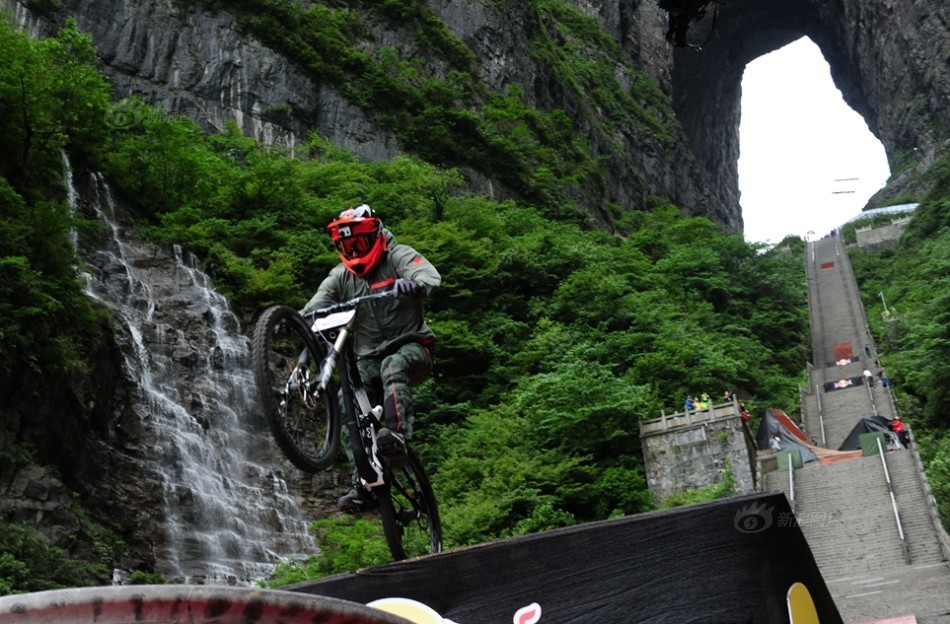 当天,2015张家界天门山天梯速降赛在天门山999级台阶惊险上演,来自