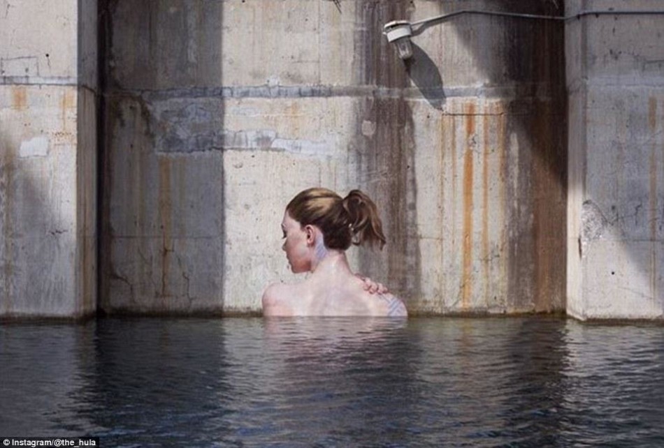 画家在废弃墙手绘美女出浴