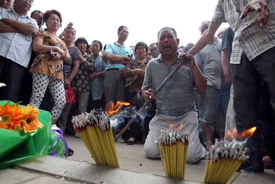 敬老院火灾死者家属痛哭