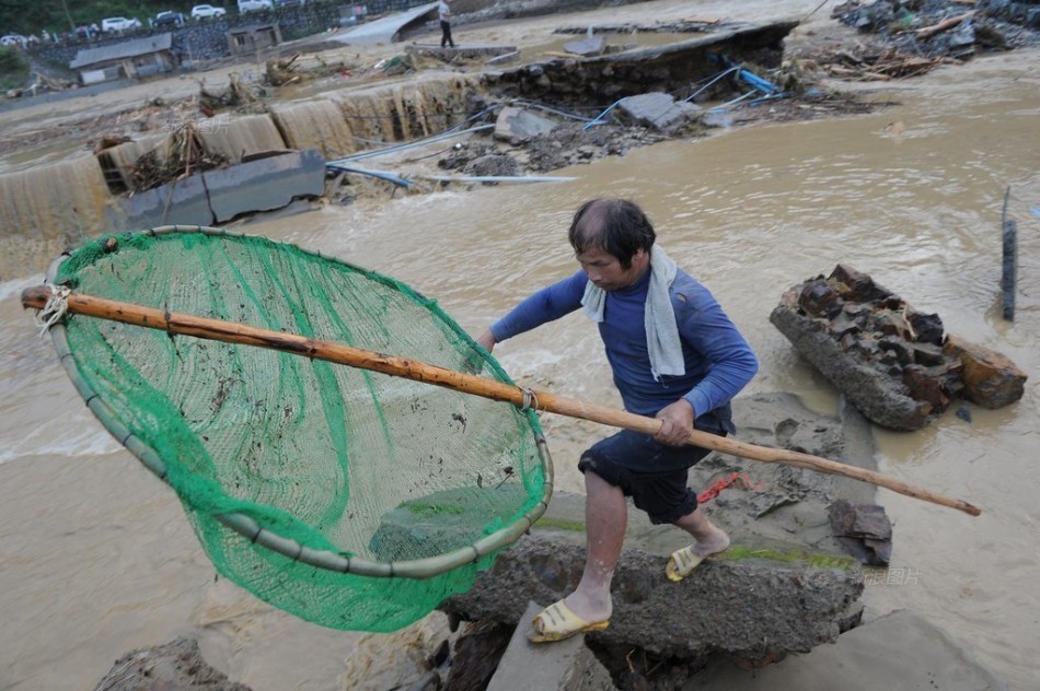 贵州雷山遭暴雨袭击 村民洪水中淡定捞鱼