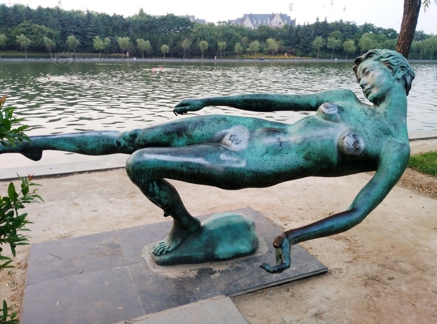 郑州女性雕塑长年被袭胸