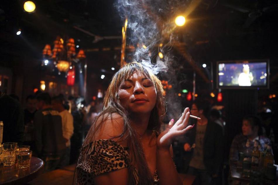 酒吧女生抽烟真实图片图片