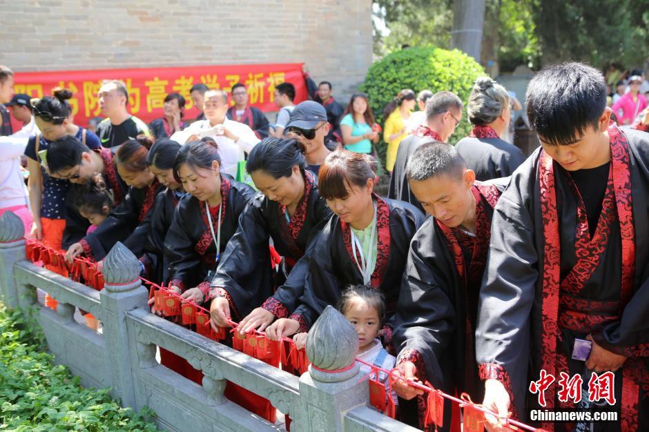 高考学子亲友团拜孔子