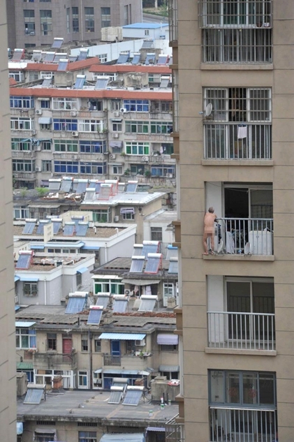 男子炒股亏损后杀害母亲 欲裸体跳楼