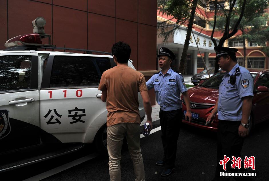 江西疑似替考者被带走