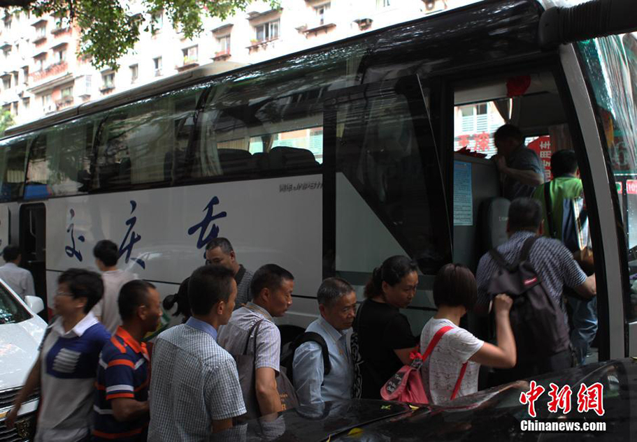 沉船船员家属赴事发地