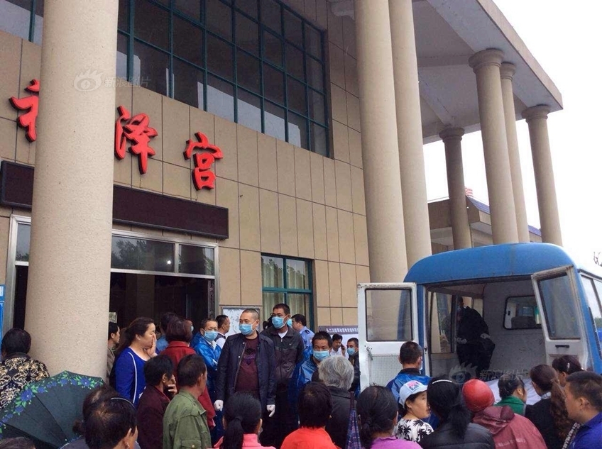 1 / 9 6月3日,湖北监利县殡仪馆内,已有数十名失踪人员家属陆续赶来.