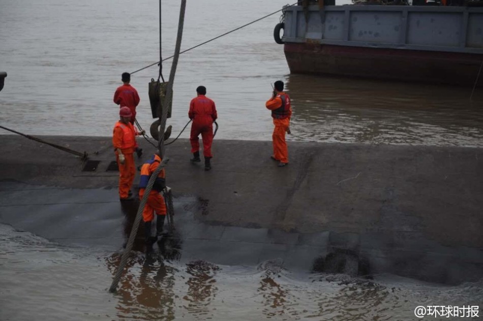 沉船插入钢缆准备起吊