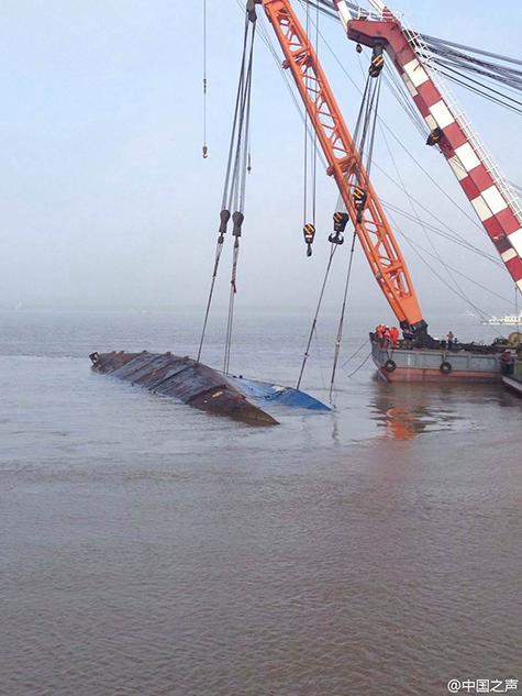 东方之星沉船扶正打捞