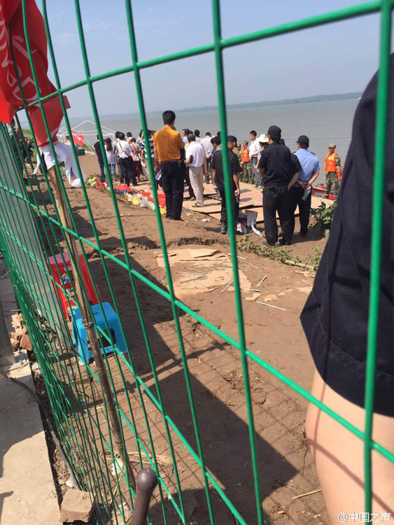 沉船遇难者家属江边祭扫