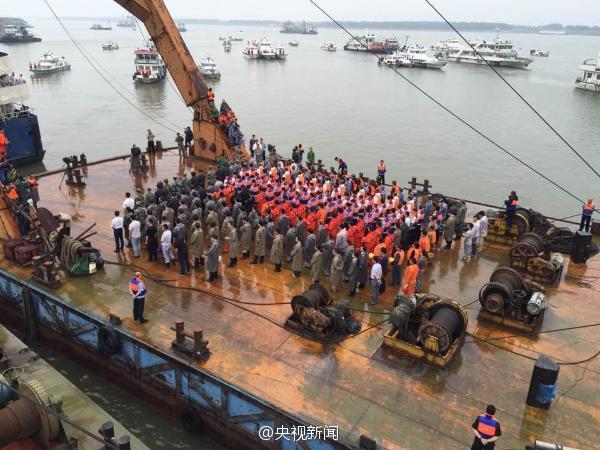 搜救人员向遇难者默哀