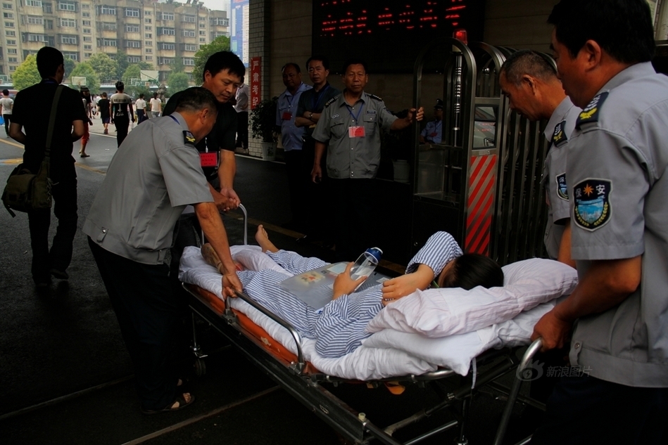 车祸女生躺担架参加高考