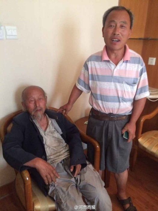 103岁老人街头乞讨 称为贴补儿子