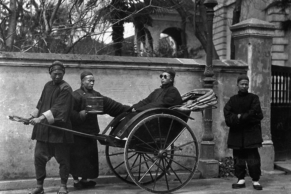 1930年的上海,坐黄包车每小时大洋4角,相当于今天的人民币24元.