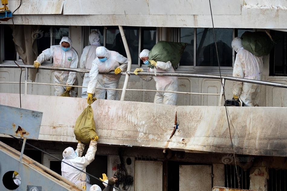 沉船遇难者遗物出舱