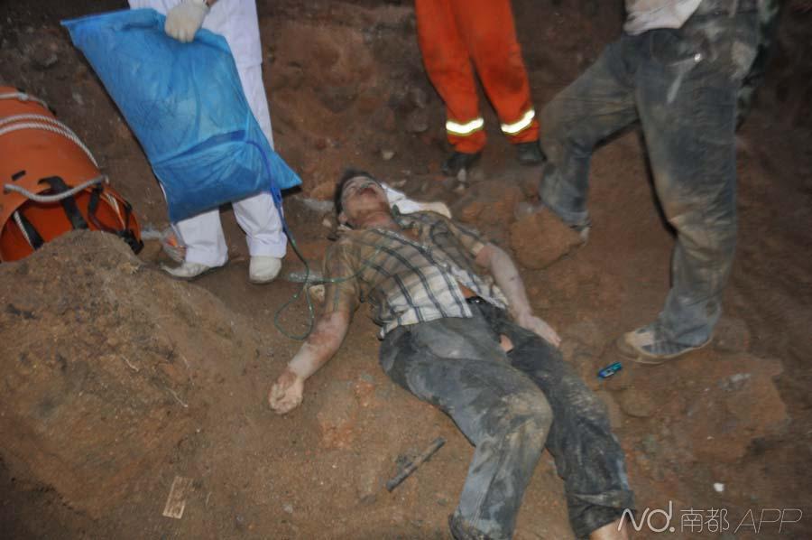 深圳工地塌方 工人遭活埋被徒手刨出